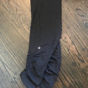 Lululemon black scrunchied crop leggings